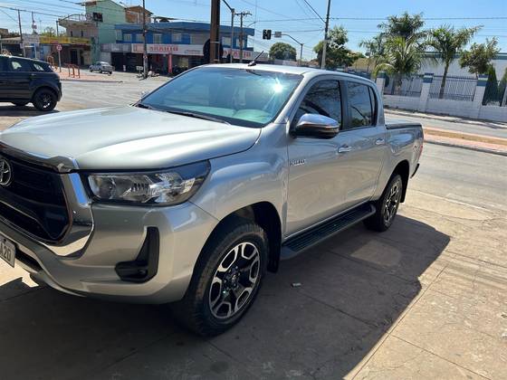 TOYOTA HILUX 2.8 D-4D TURBO DIESEL CD SRV 4X4 AUTOMÁTICO TOYOTA HILUX 2.8 D-4D TURBO DIESEL CD SRV 4X4 AUTOMÁTICO